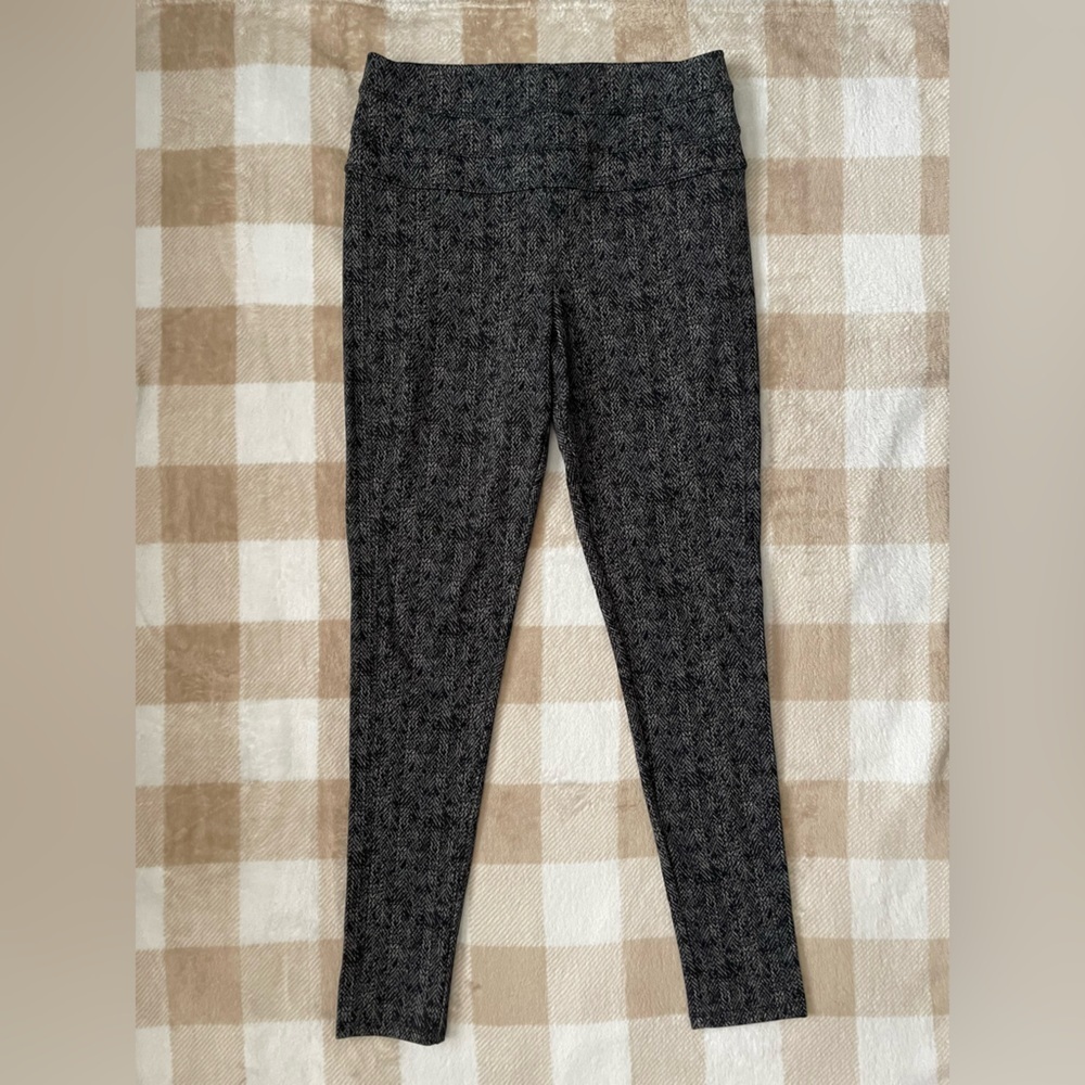 Kohl's Rewind size medium NWT Black and Gray Pattered Legging Pants size medium